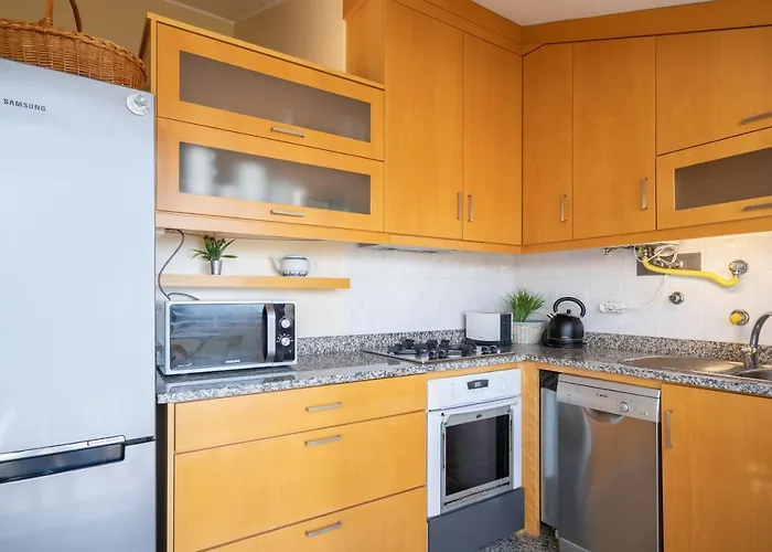 Host Wise - Stunning Modern Flat W Terrace Miramar Gaia Apartment